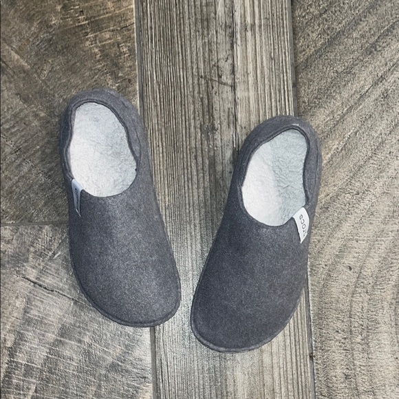 NWOT CROCS Unisex Gray Women's Flats - Picture 1 of 3